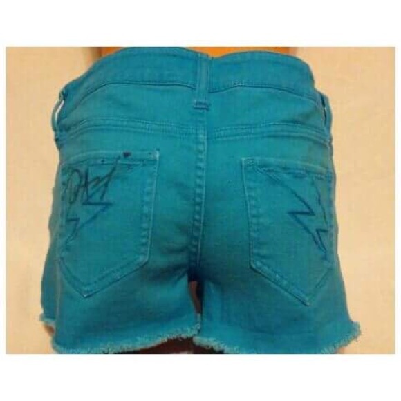 Women's shorts - Picture 2 of 4