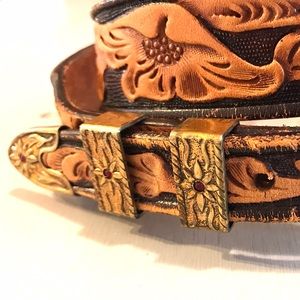 Vintage Accessories - Beautiful Vintage Etched Leather Belt Vintage Accessories - Beautiful Vintage Etched Leather Belt