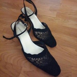 Jaqueline Ferrar black 2 inch heels size 8B