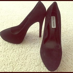 Never worn black suede Steve Madden pumps