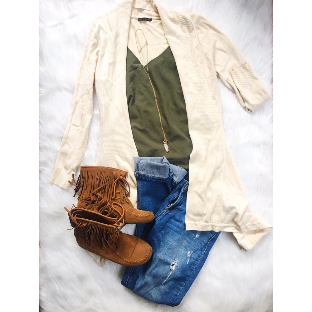 🍃 Cozy Cream Colored Cardigan 🍃