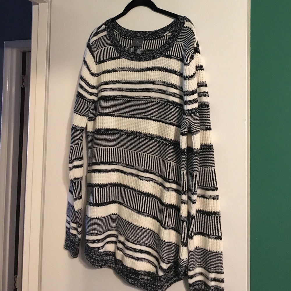 Market & Spruce Blank and White striped sweater