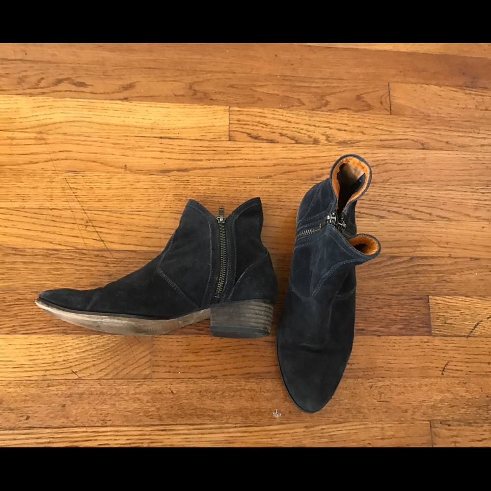 VINTAGE SUEDE FLAT BOOTS