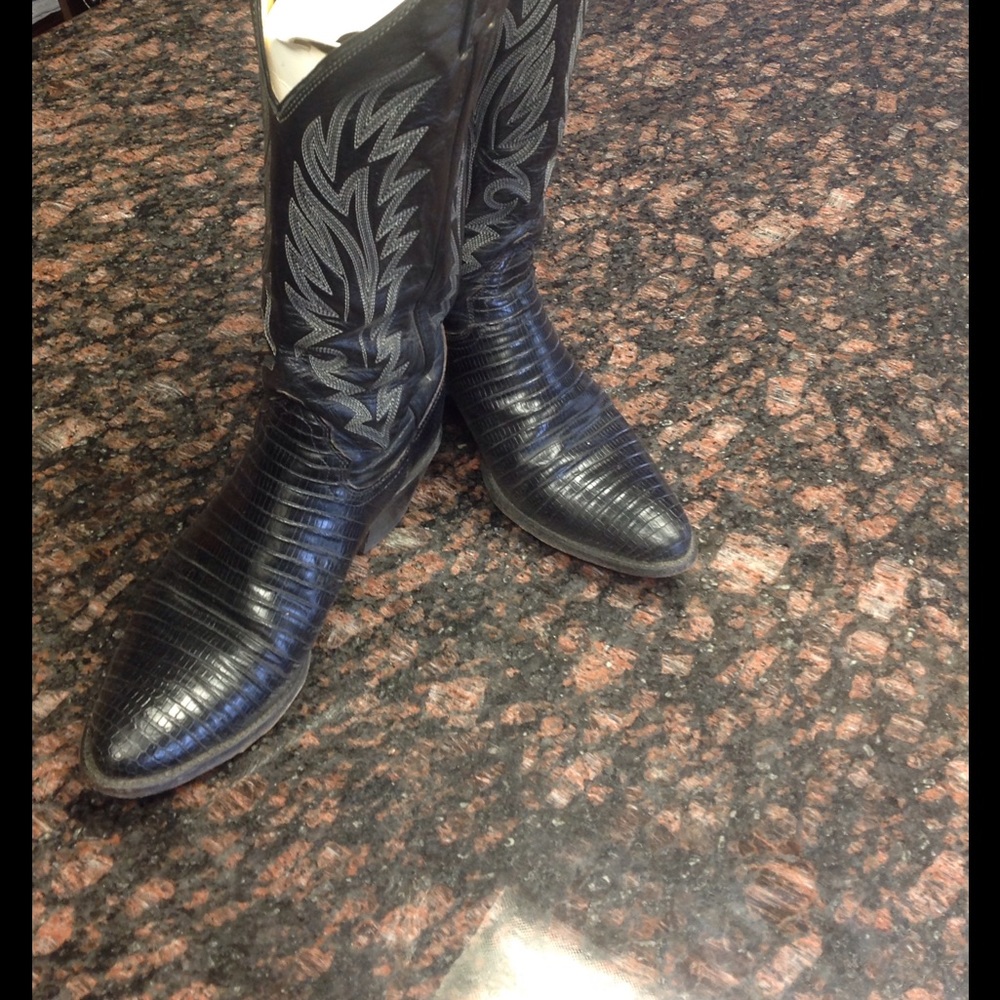 Blk leather cowgirl boots.