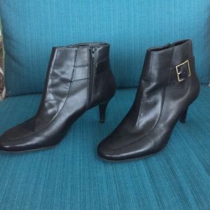 Talbots Black leather side zip low dress booties
