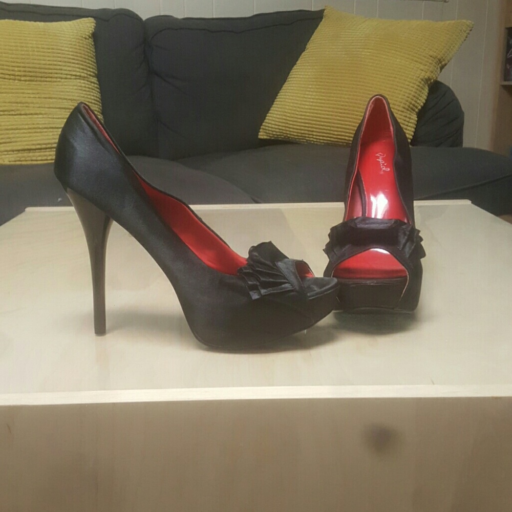 Black ruffle Peep toe Heels
