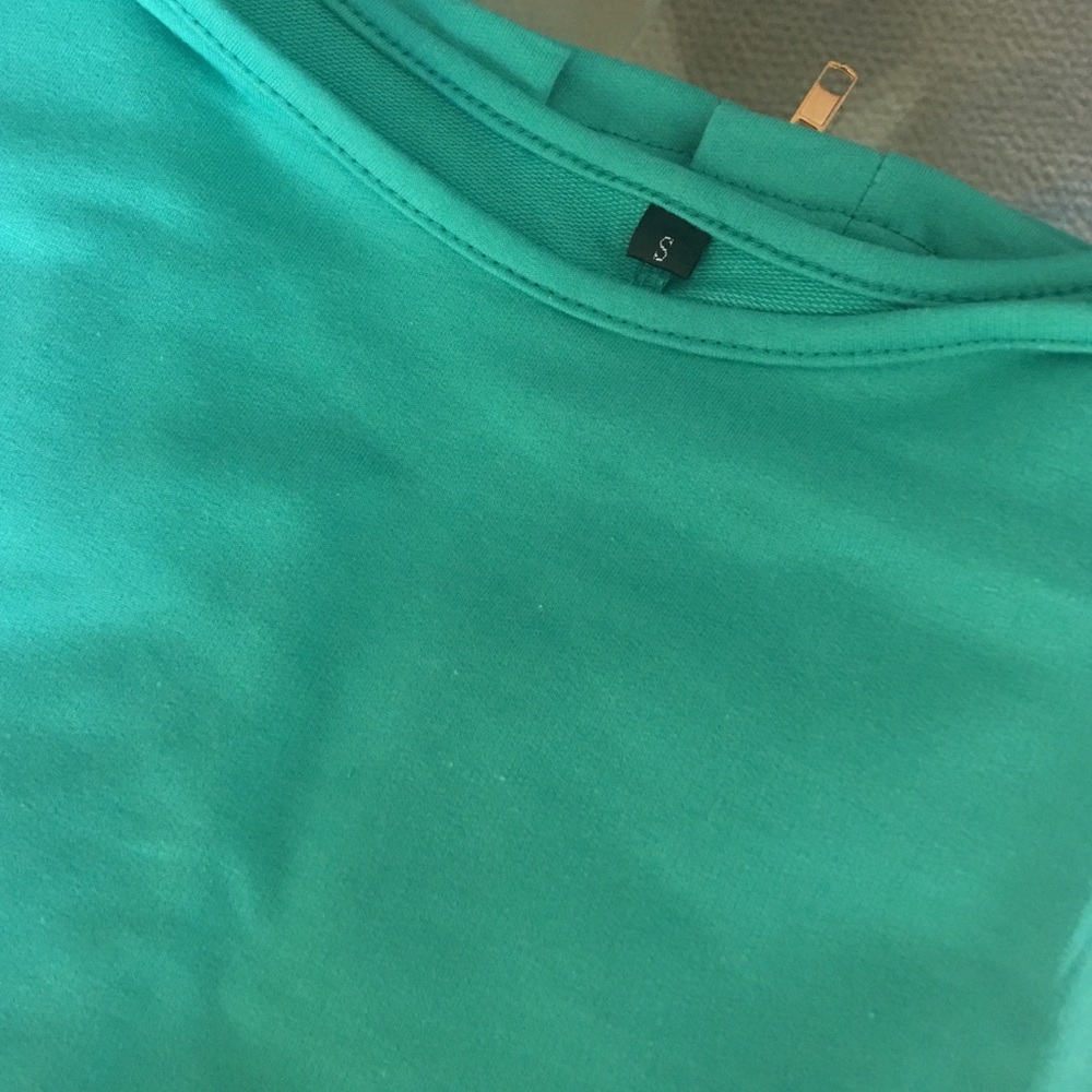 ✨Mint Green Long Sleeved Top W/ Back Zip Closure✨ - Picture 3 of 3