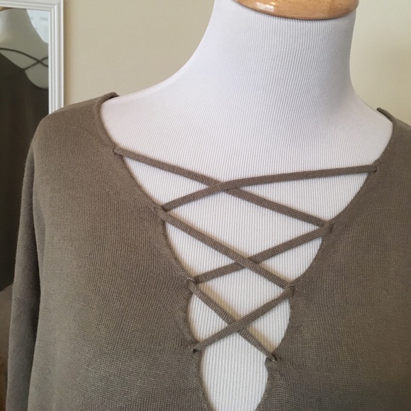 Lace up Pullover - Picture 2 of 4