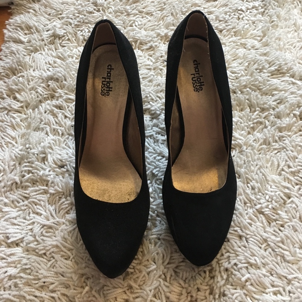 Black pumps