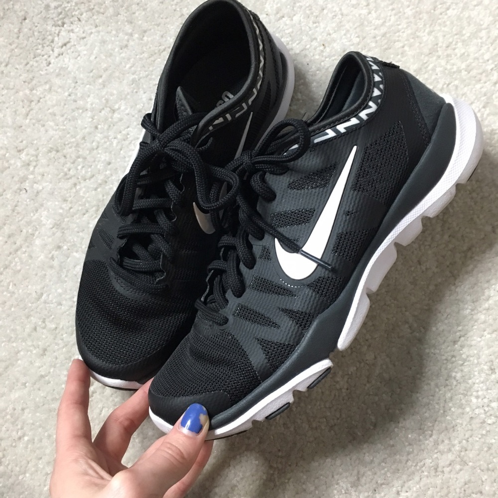 Black Nike Tennis Shoes