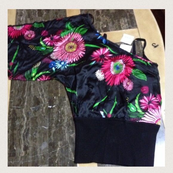 Hold!!!Gorgeous bebe one Shoulder top size S - Picture 2 of 2