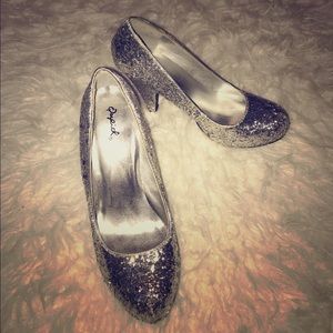 GLITTERY HEELS NWT