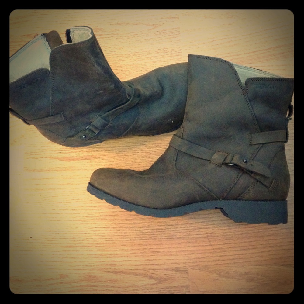 Teva De La Vina leather low boot 9.5