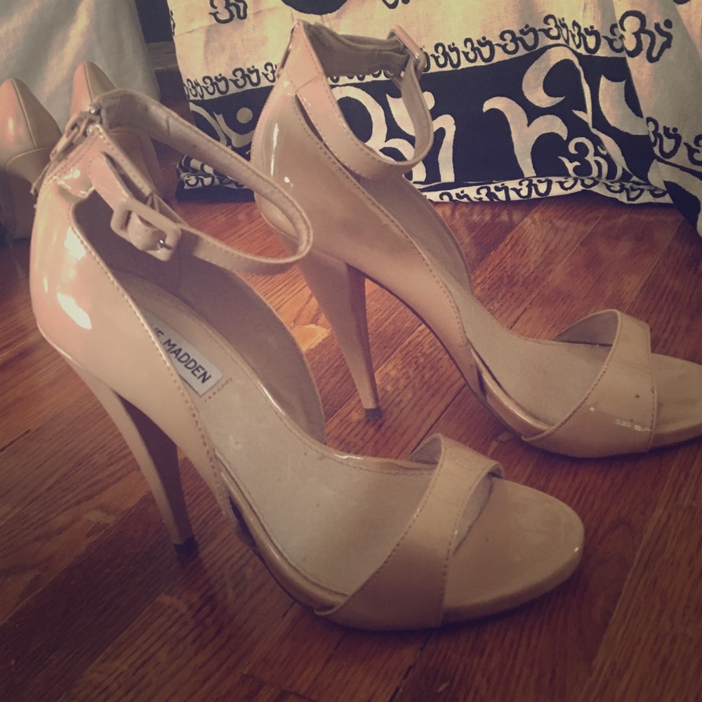 Steve Madden beige open toed pumps