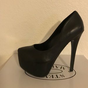 Steve Madden Dejavú Black Leather Platform Pumps