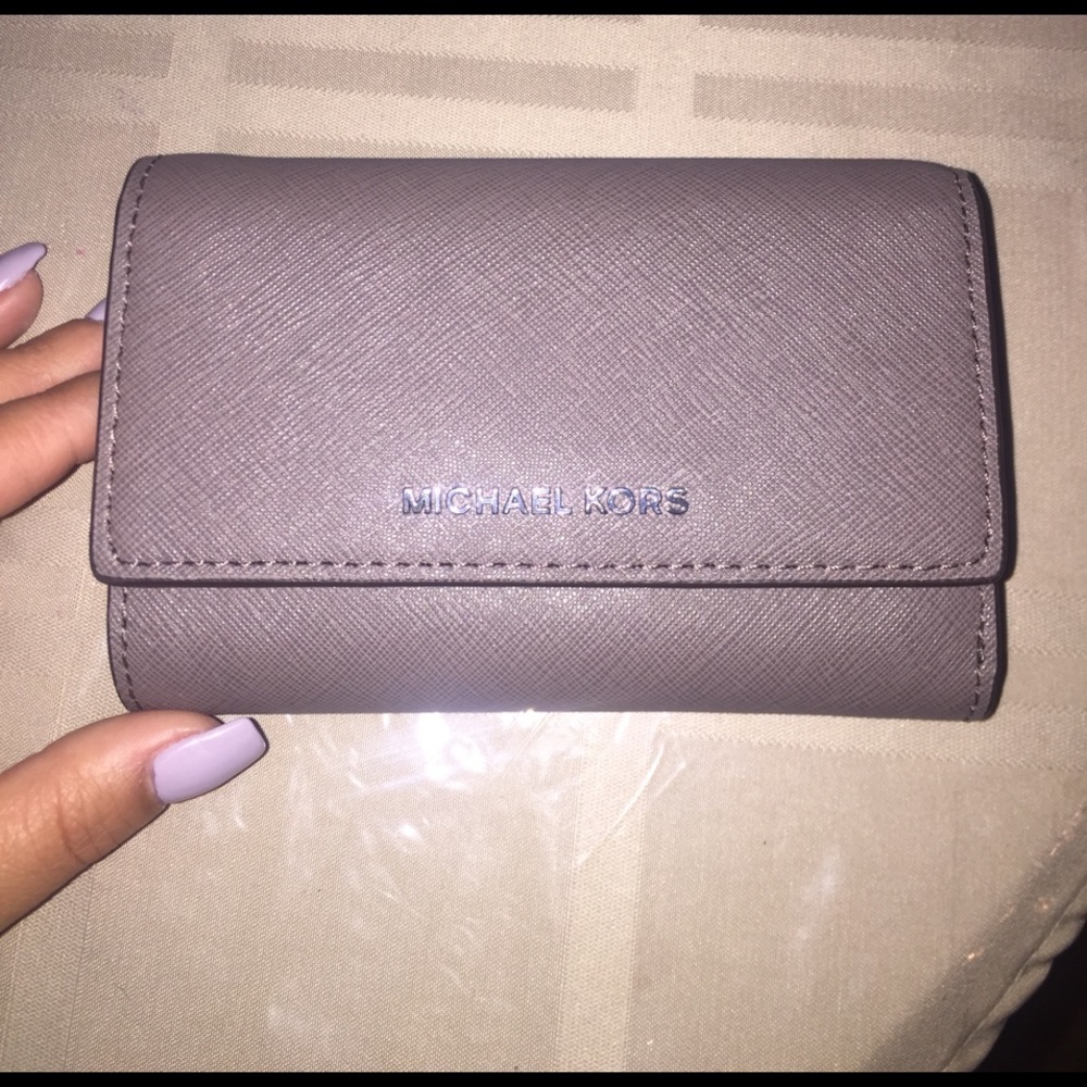 ✨ Pearl Gray Tri-fold Michael Kors wallet ✨