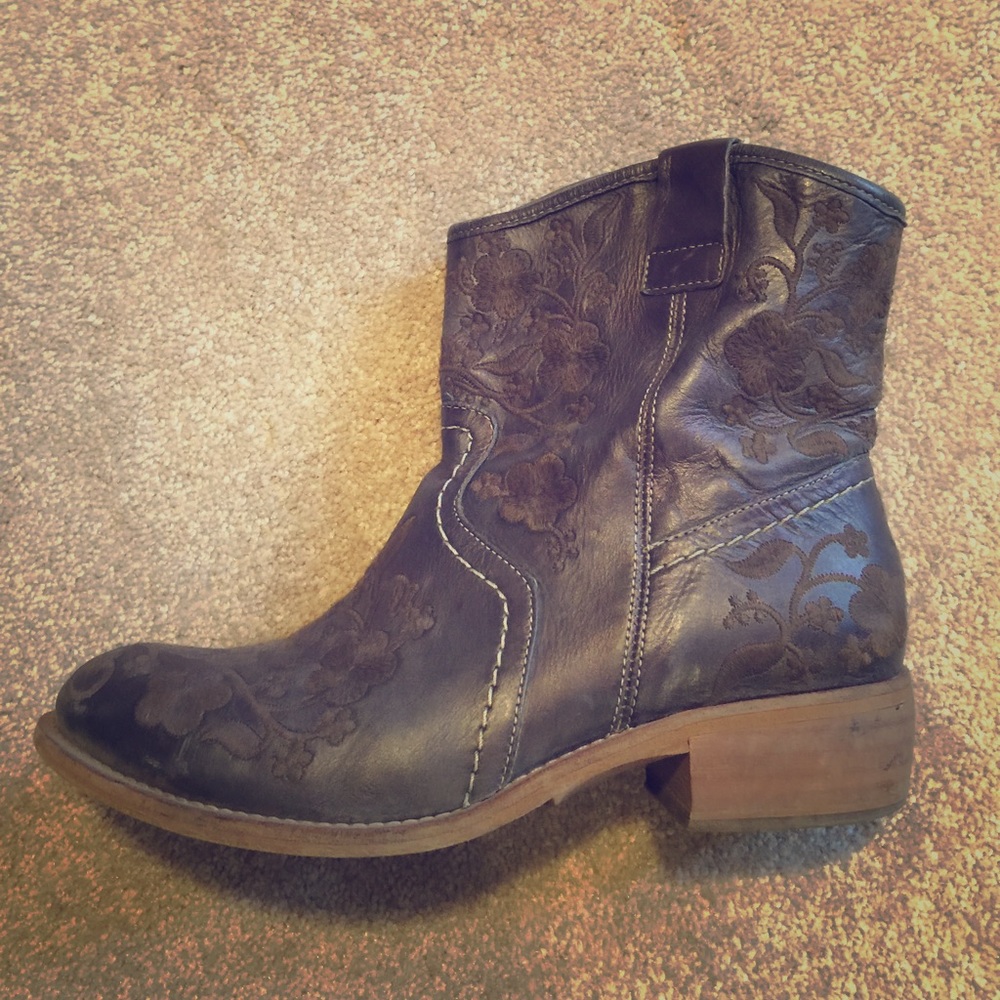 Taos short leather cowgirl boots