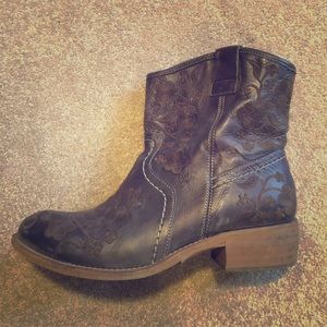 Taos short leather cowgirl boots
