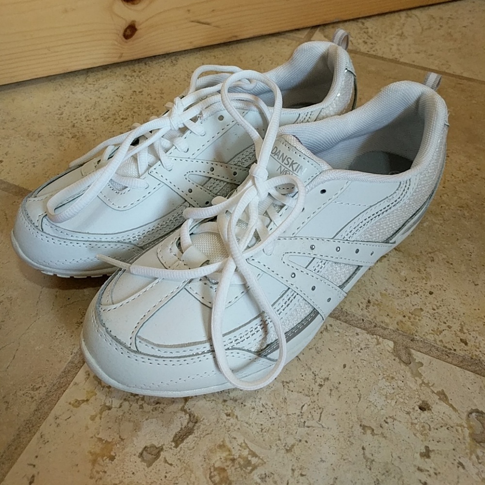 NWOT tennis shoes