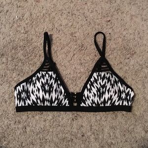 Black & white bikini top (NEVER WORN)