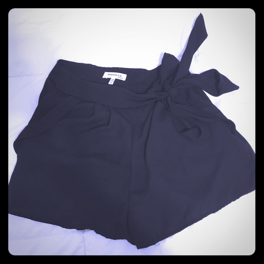 High waisted shorts with a side bow