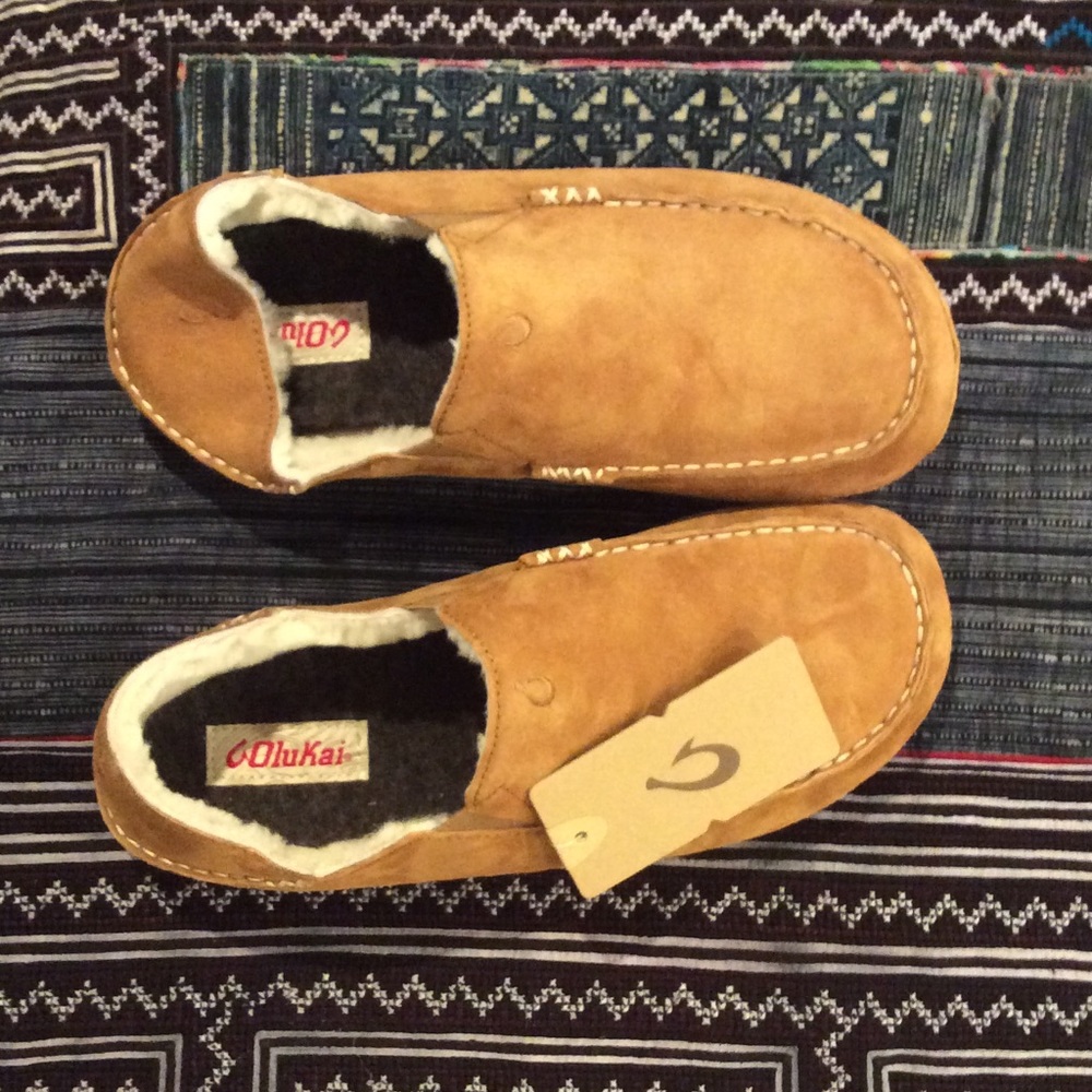 SOLD NWT Olukai men's fleece lined leather slipper