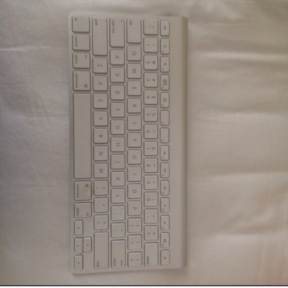 Battery operated wireless keyboard Apple iMac