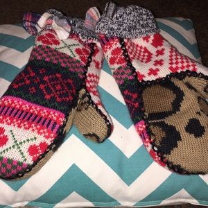 Barely worn like new Muk Luks mittens !