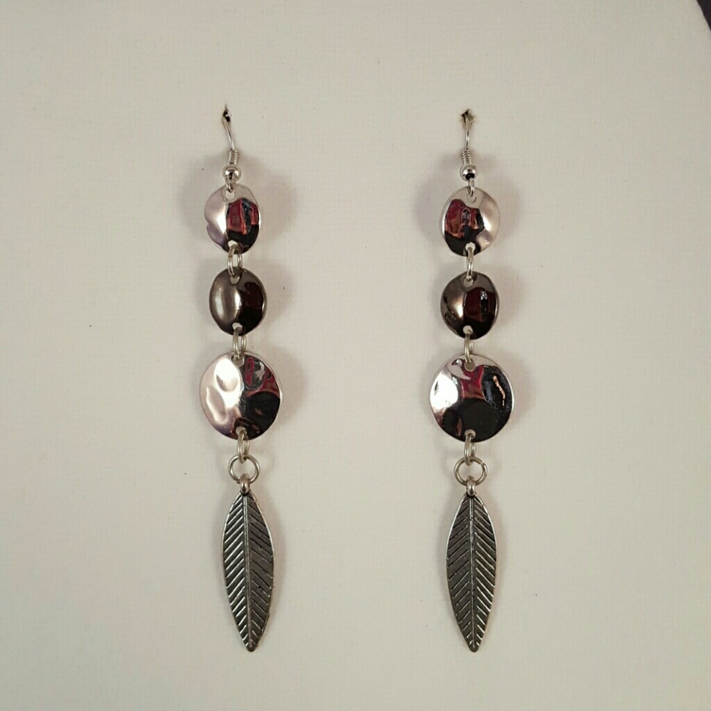 Silver Feather Drop Earrings (25a)