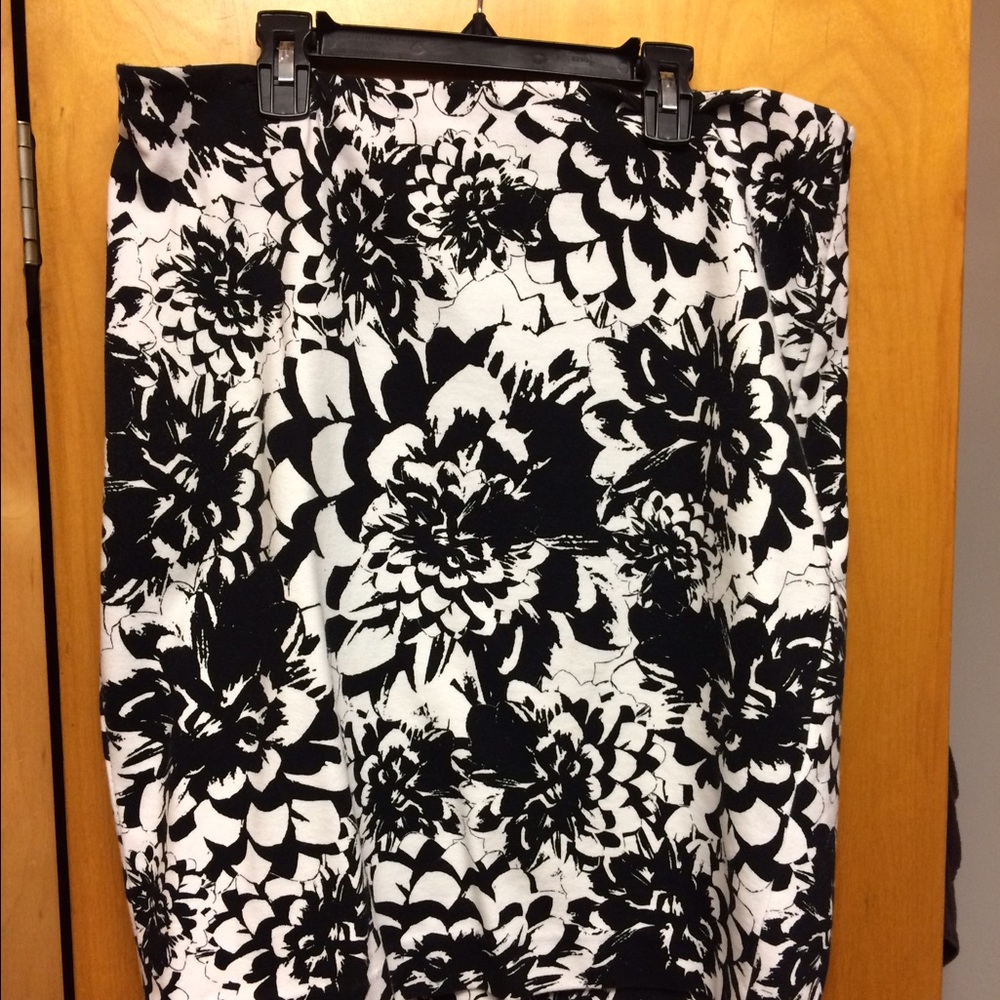 Black/White print skirt