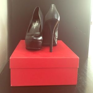 Jessica Simpson black platform pumps