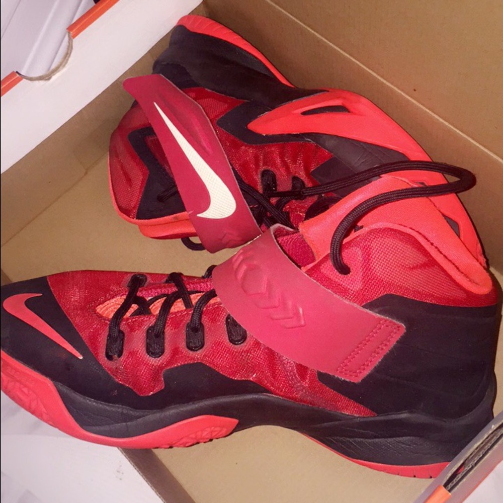 Basketball shoes