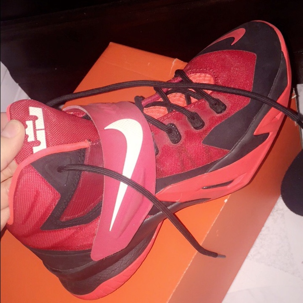 Basketball shoes - Picture 2 of 4