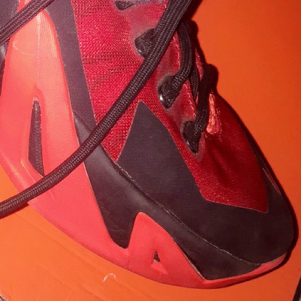 Basketball shoes - Picture 4 of 4