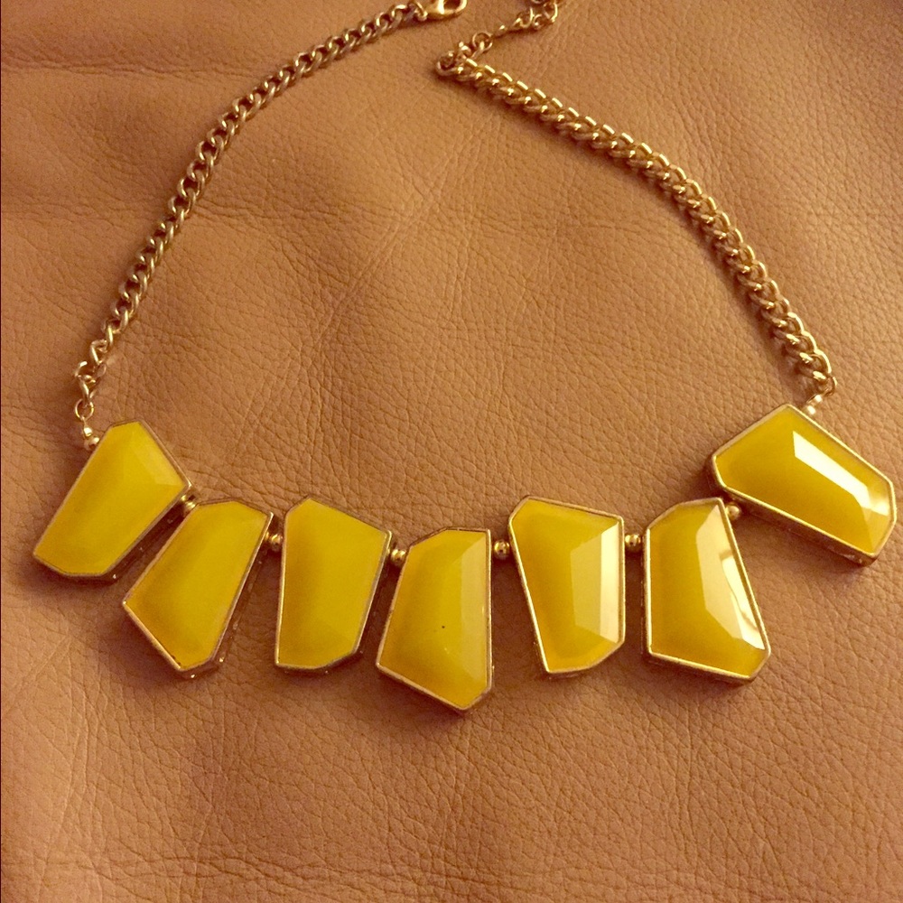 Beautiful yellow/gold tone necklace