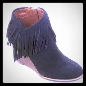 Lucky Brand black wedge boogie w/ fringe detailing