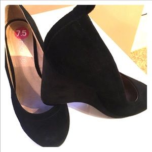 SOLD. Like NEW Black Aldo wedges.