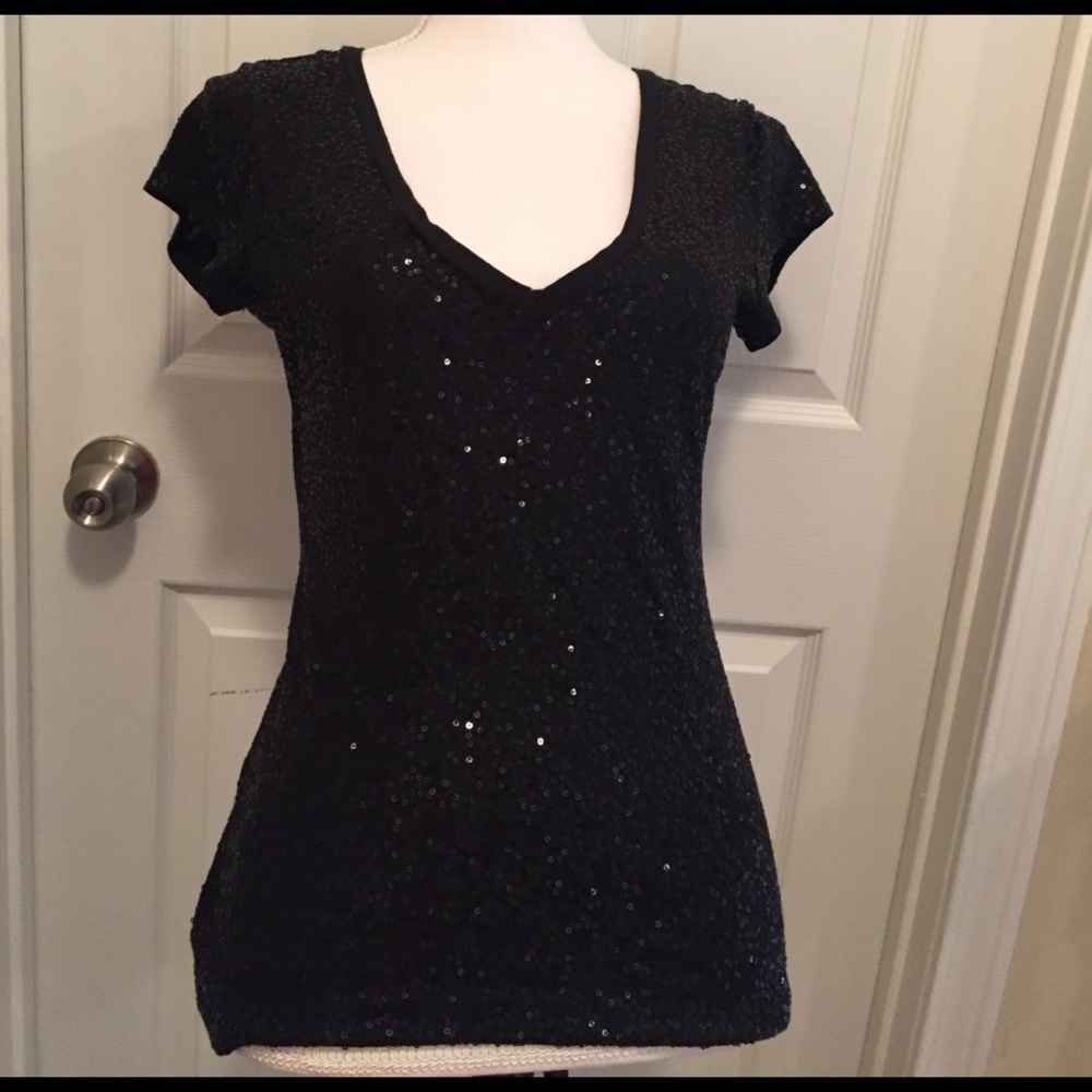 Express small black sequence shirt sleeve.
