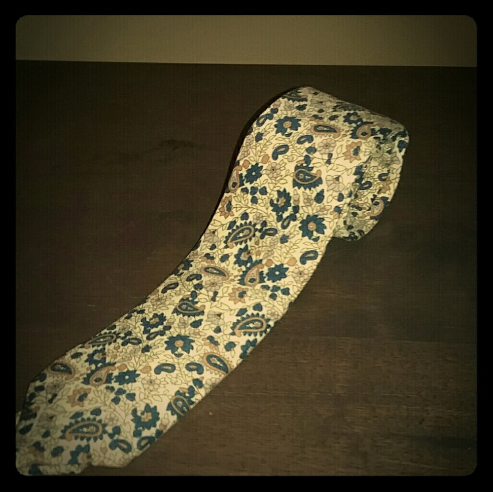 Foral neck tie