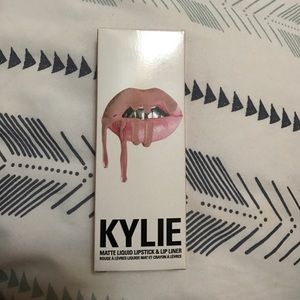 Kylie lip kit Color: koko k
