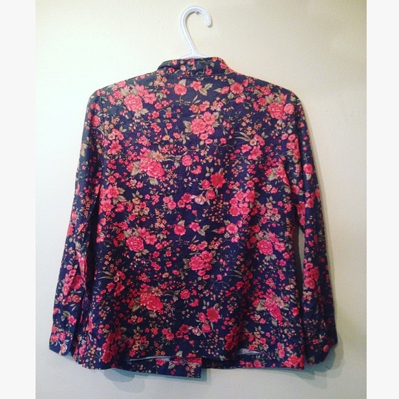 Nice pull over button up 🌺💋🌸 - Picture 2 of 2