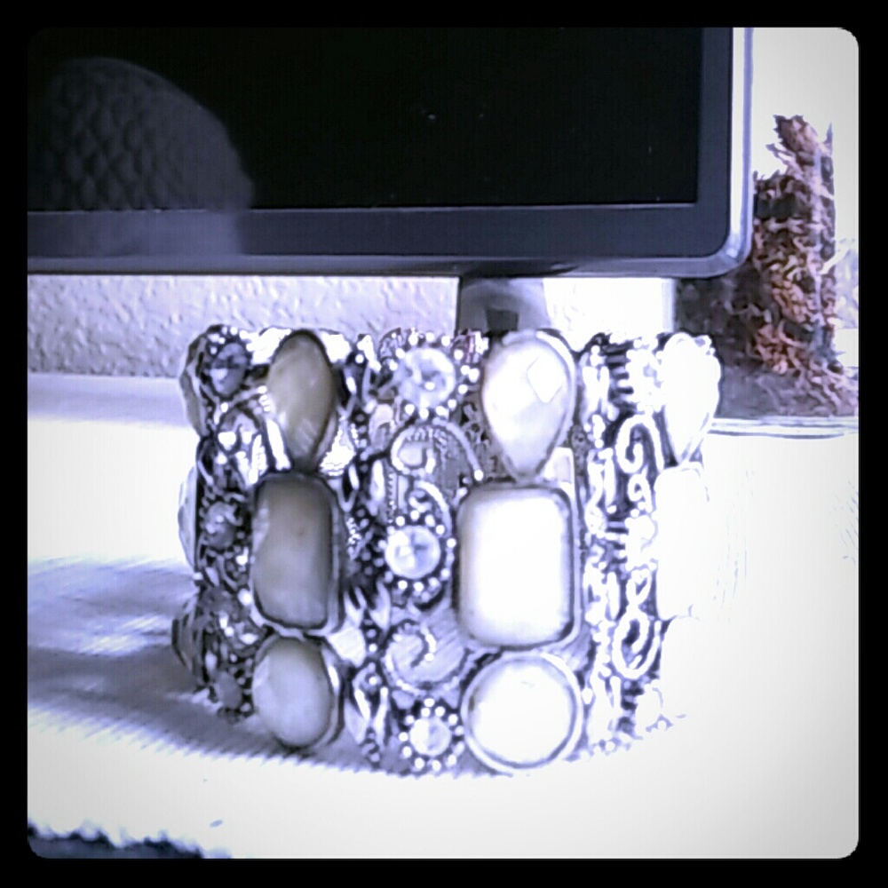 Fauceted Ivory embellished bracelet