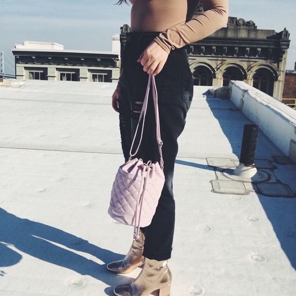 Final Sale✨Ellison Pink Quilted Vegan Bucket Bag - Picture 3 of 7