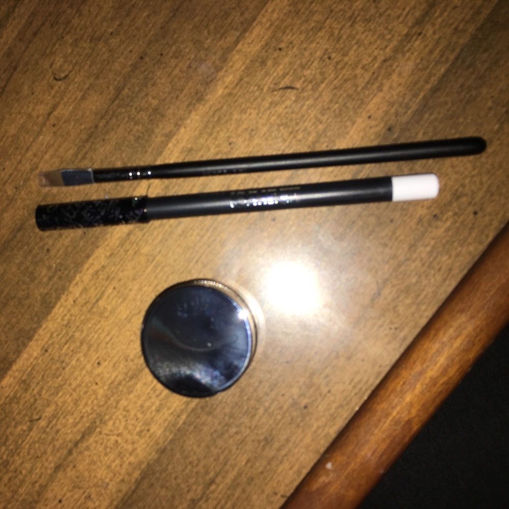 Kylie Jenner (snow) white eyeliner