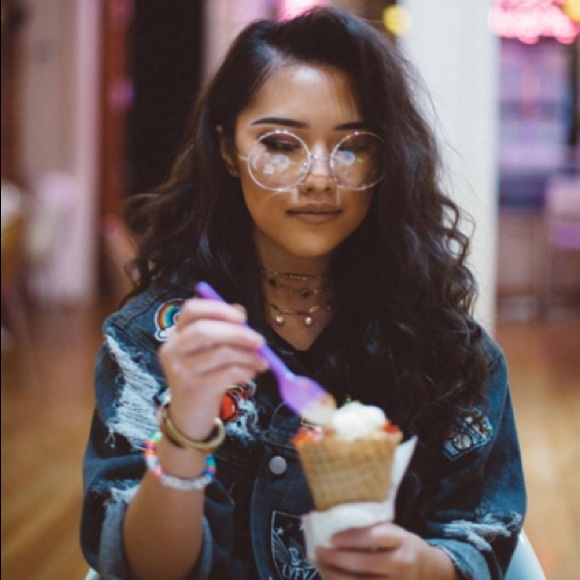 girl with circle glasses