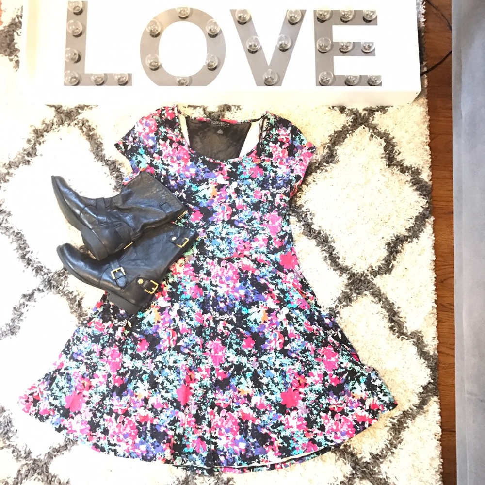 Cute dress with spray paint like design