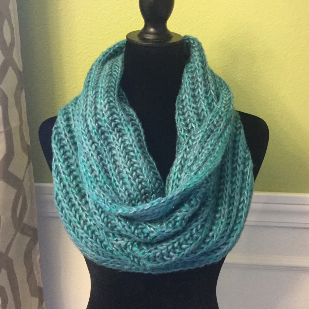 ๐ค Beautiful Cowl Neck Scarf - Picture 1 of 2