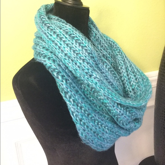 ๐ค Beautiful Cowl Neck Scarf - Picture 2 of 2