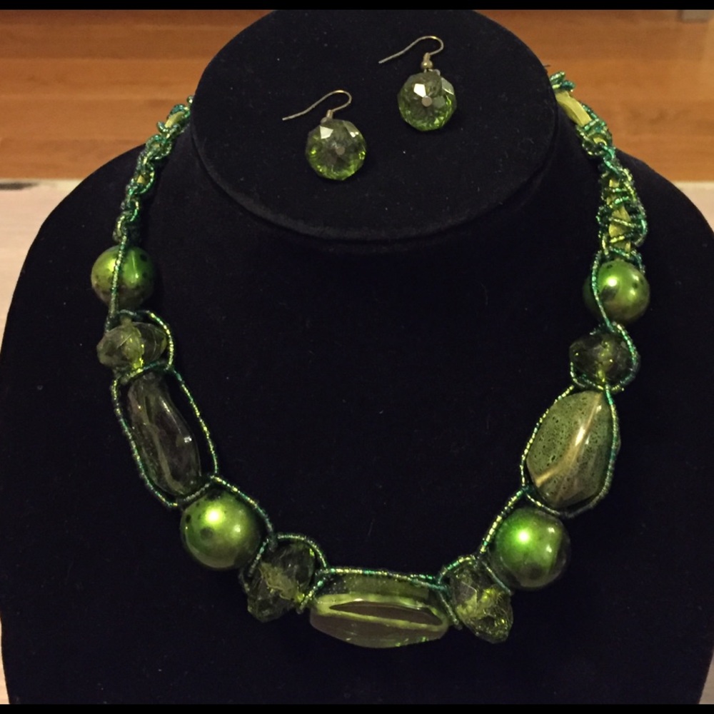 Beautiful Green Necklace & Matching Earrings