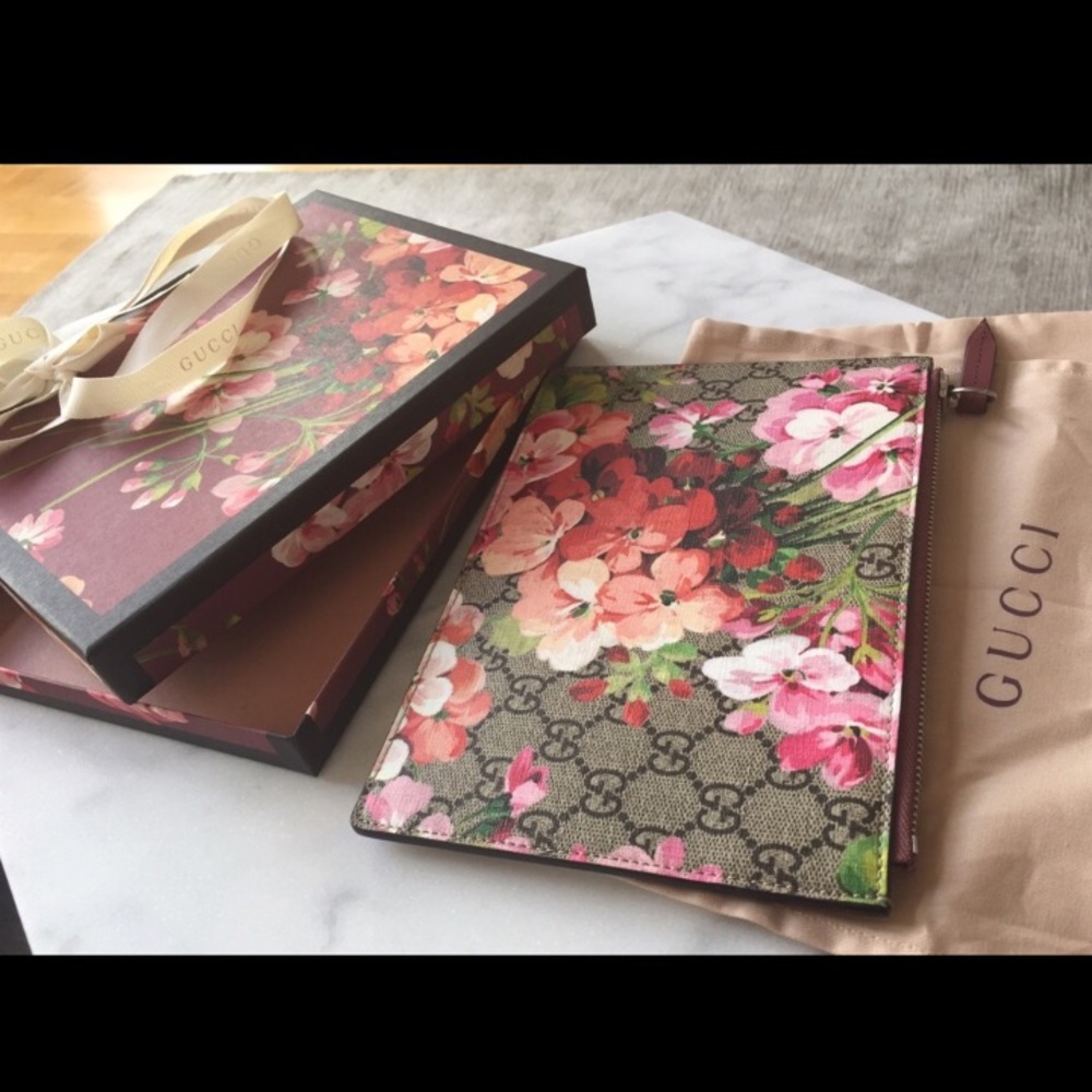 Beautiful Gucci Bloom Pouch / clutch